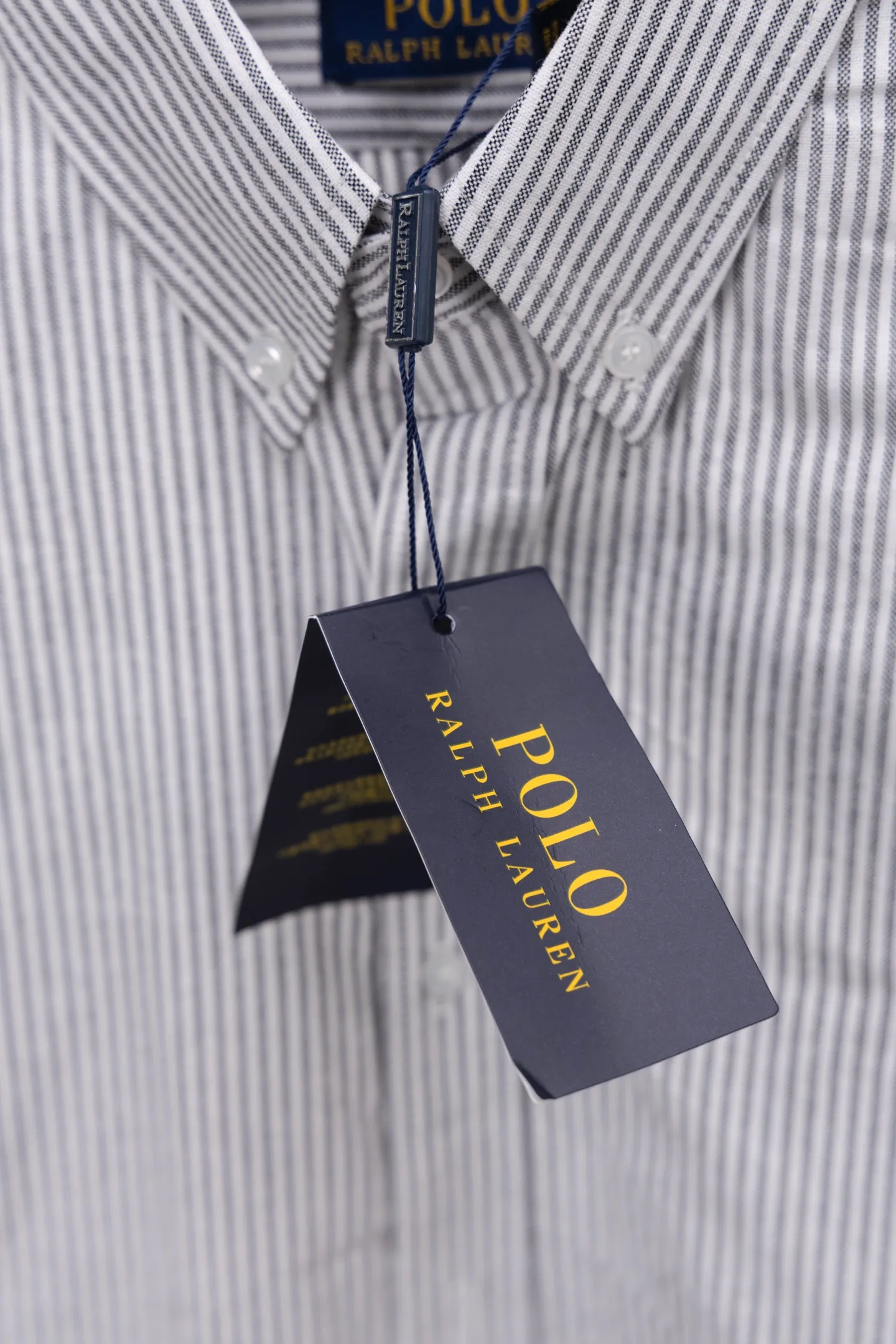 P210 model number/F149 Ralph Laure small label color block embroidered shirt. Same style for men and women. The details of the official website are the same. Full set of packaging. Three labels are complete. Moisture-proof paper. Different market currency. Feel free to compare. The fabric is customized and dyed with ultra-high washed tie-dye process. Complex workmanship. Non-original pure cotton Oxford fabric material. Garment wash. Skin-friendly and comfortable. Classic and versatile. Suitable for business and leisure. Collar buttons. Different currency. All fabric accessories are original and benchmarked. The precise and high-quality jacquard craftsmanship makes the fabrics integrated into one. The upper body is soft and comfortable, extremely delicate, the hand feels solid, smooth and soft. The fabric does not wrinkle, and the hand feel is invincible. Perfect details. Size: S-XL